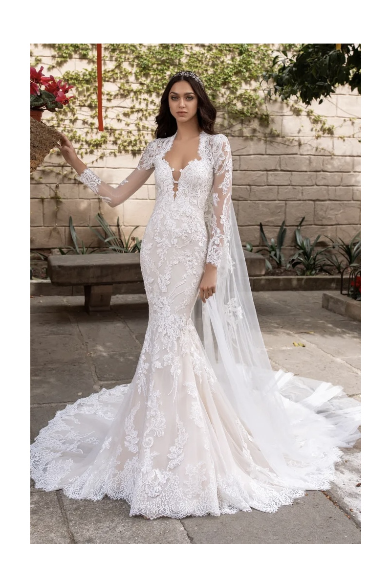 Abito da sposa Pronovias Aegir in pizzo, maniche lunghe, scollo a V, sfondo giardino.