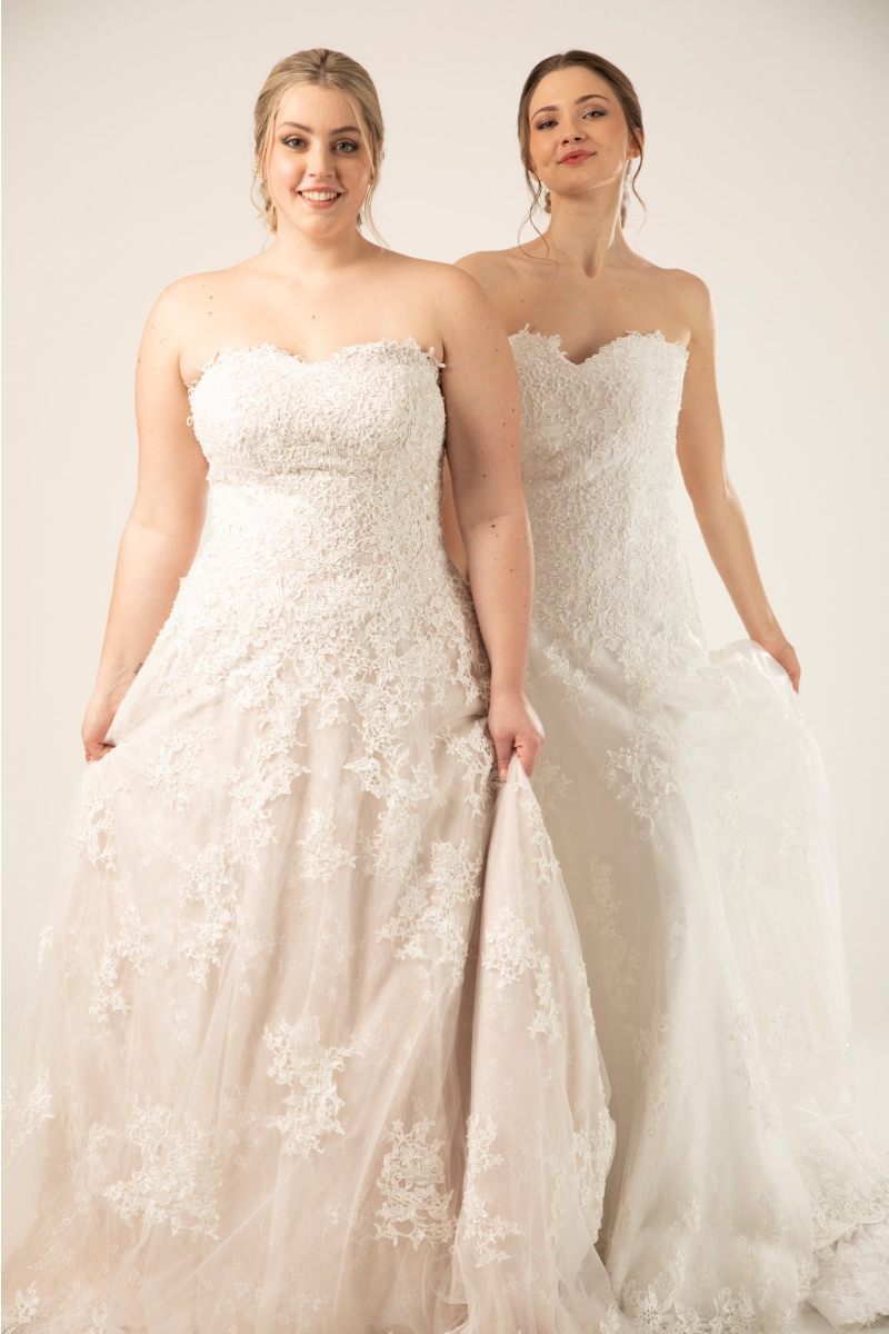 Abito da sposa magnolia curvy in pizzo, modelli sorridenti, eleganza e stile per spose moderne.