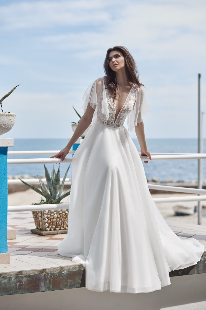 Abito da sposa P1622 Mark Loren, scollatura profonda, ambientazione marina.