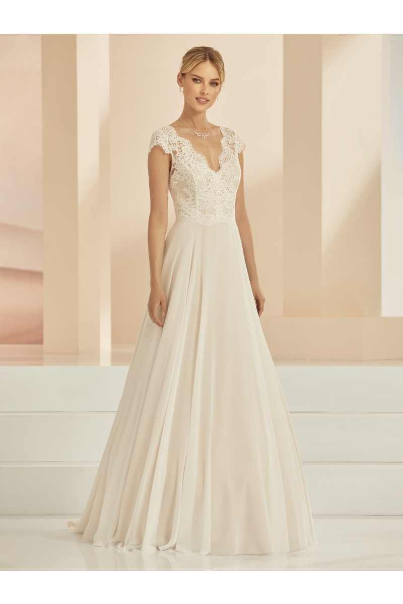 Abito da cerimonia bianco Sabia Linea con dettagli in pizzo, scollo a V e gonna fluida elegante.