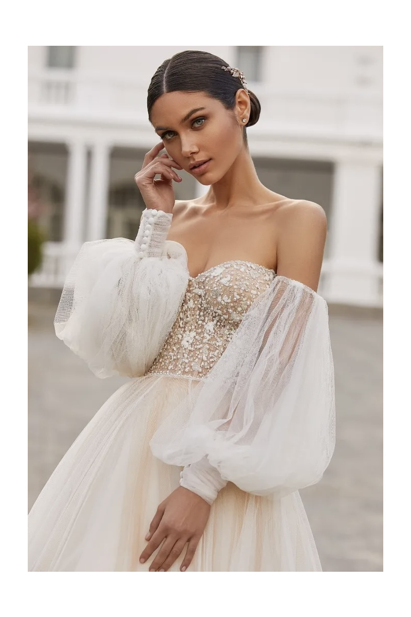 Abito da sposa Drew Pronovias con corpetto scintillante e maniche a sbuffo in tulle.