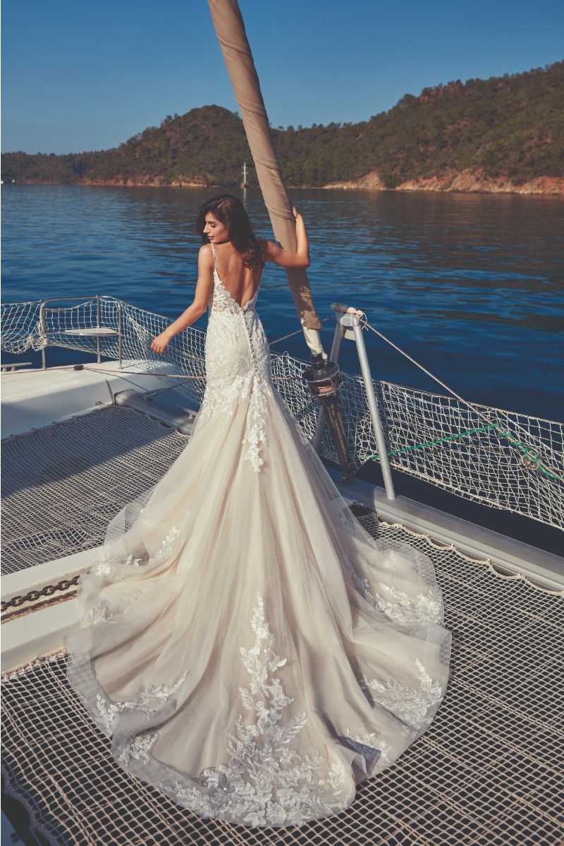 Abito da sposa Portia di Eddy K su barca a vela, dettaglio schiena scoperta e ricami floreali.