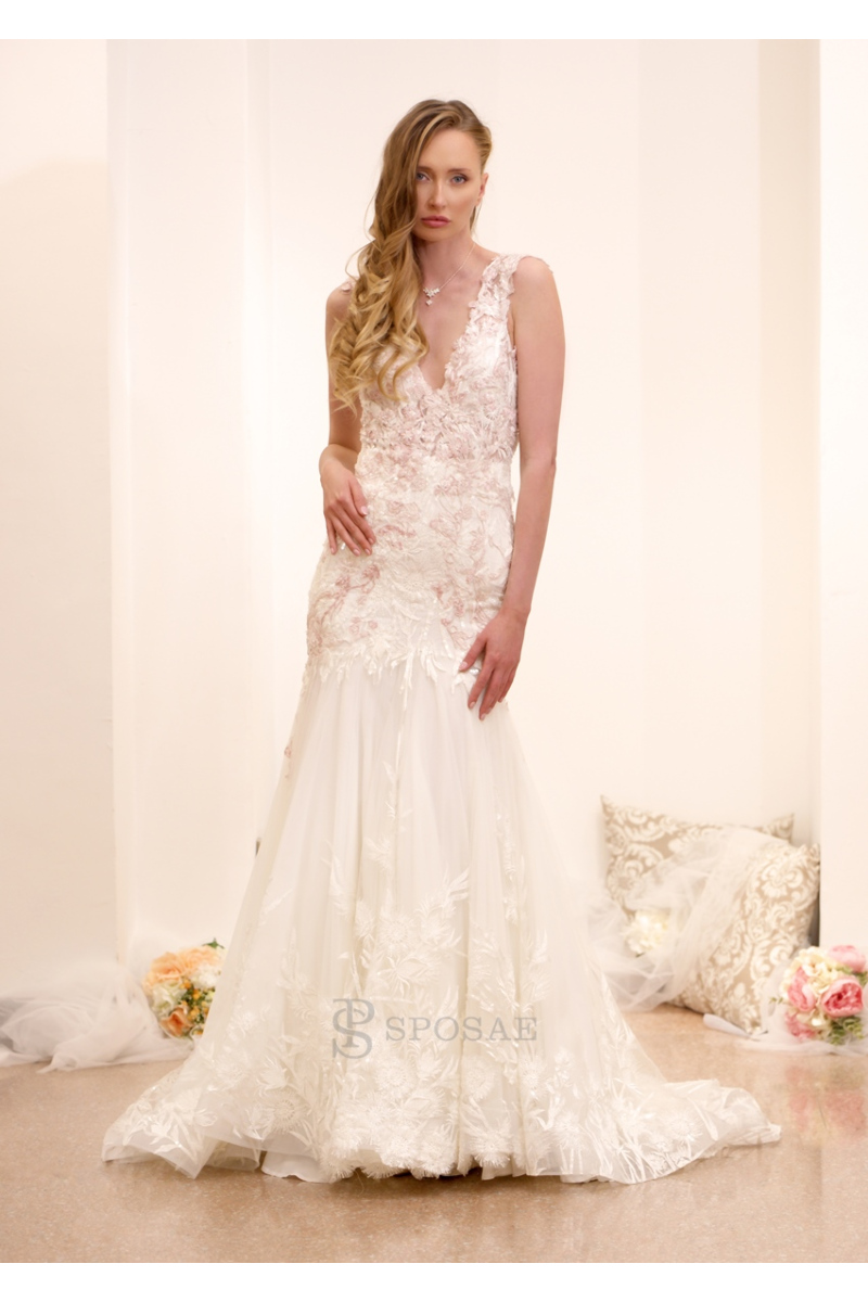 Abito da sposa in pizzo bianco con scollo a V, modello Cecilia20, in esposizione su sfondo neutro.