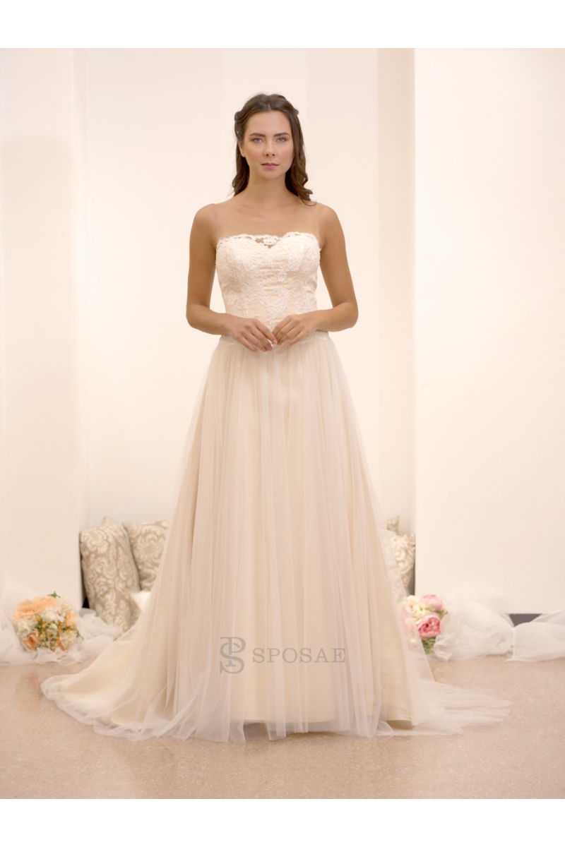 Abito da sposa outlet Isabelle in pizzo e tulle, senza spalline, sfondo chiaro.