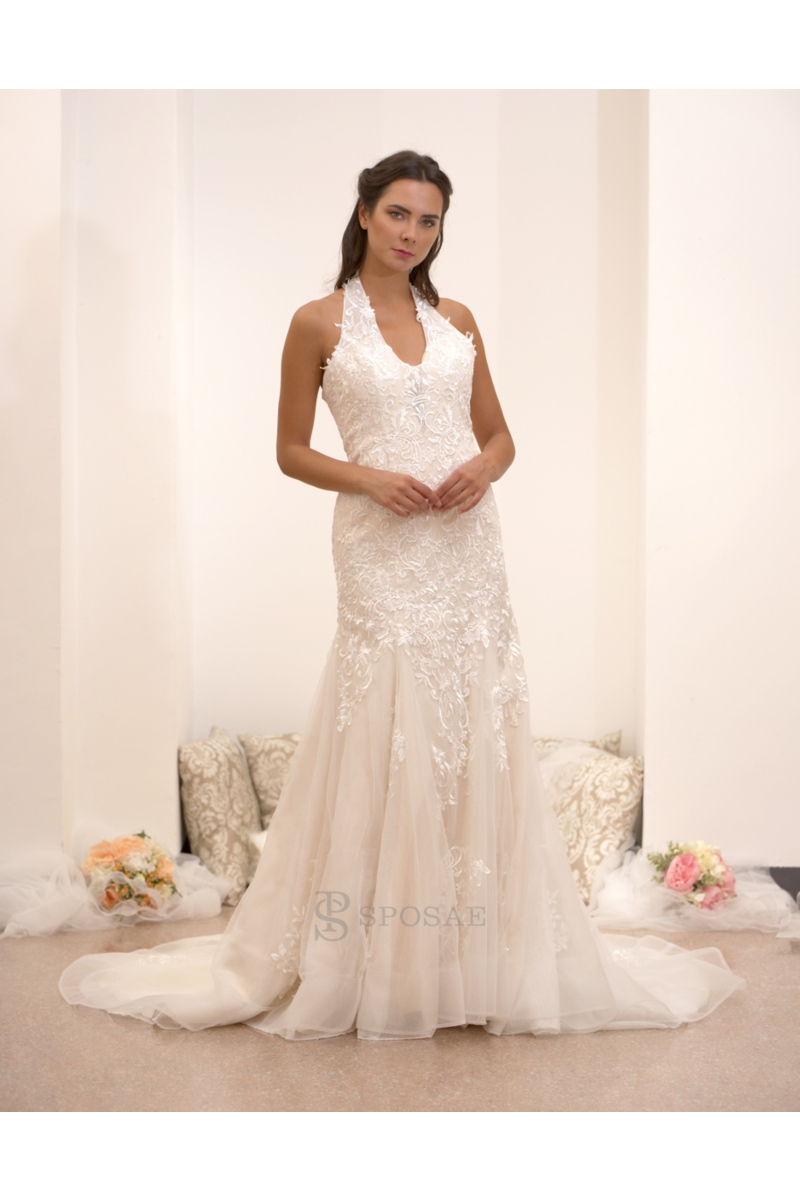 Abito da sposa in pizzo bianco con scollo all'americana, modello HPSR1965, su sfondo elegante.