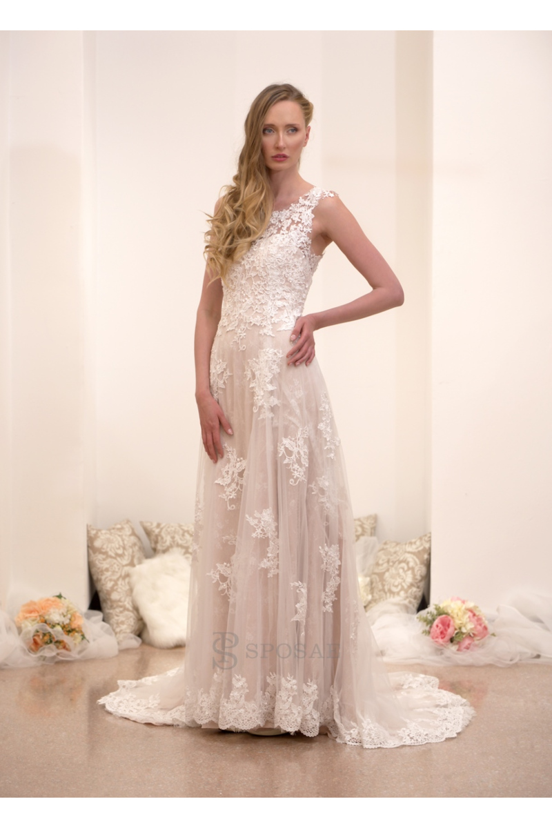 Abito da sposa in pizzo bianco con strascico, modello outlet lucia20, sfondo elegante.
