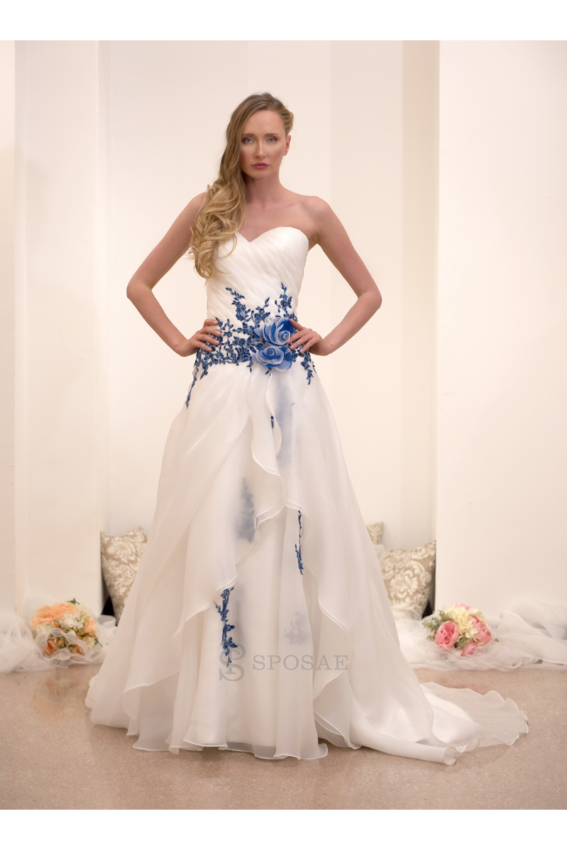 Abito da sposa bianco con dettagli blu, modello outlet HSP3207BLU, in esposizione su sfondo neutro.