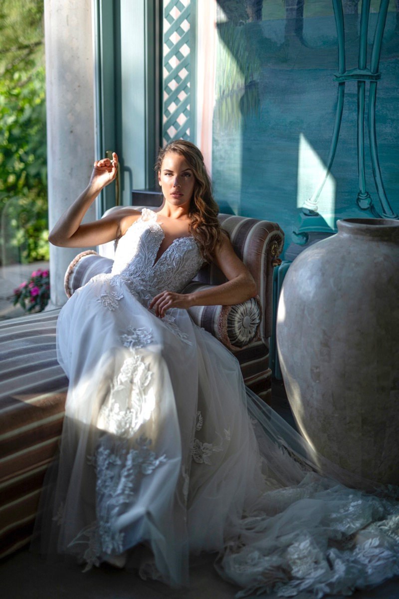 Abito da sposa elegante Cassandra, linea Sposae Atelier, con dettagli in pizzo, ambientazione raffinata.