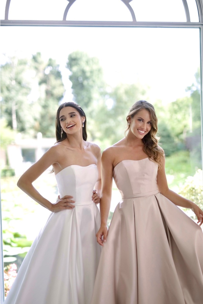 Abiti da sposa eleganti Aura Linea Sposa Atelier, modelli senza spalline in bianco e beige.