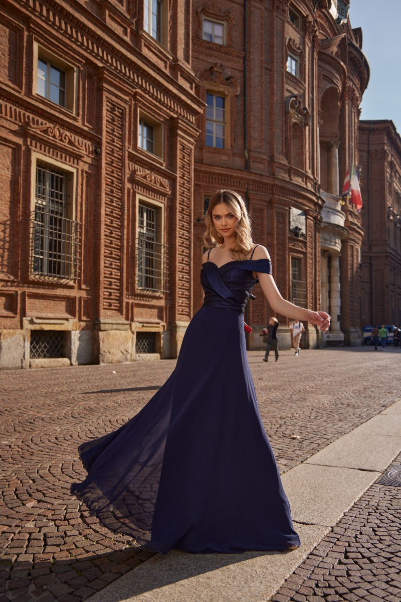 Abito elegante blu Musani LL500518, sfondo architettura storica.