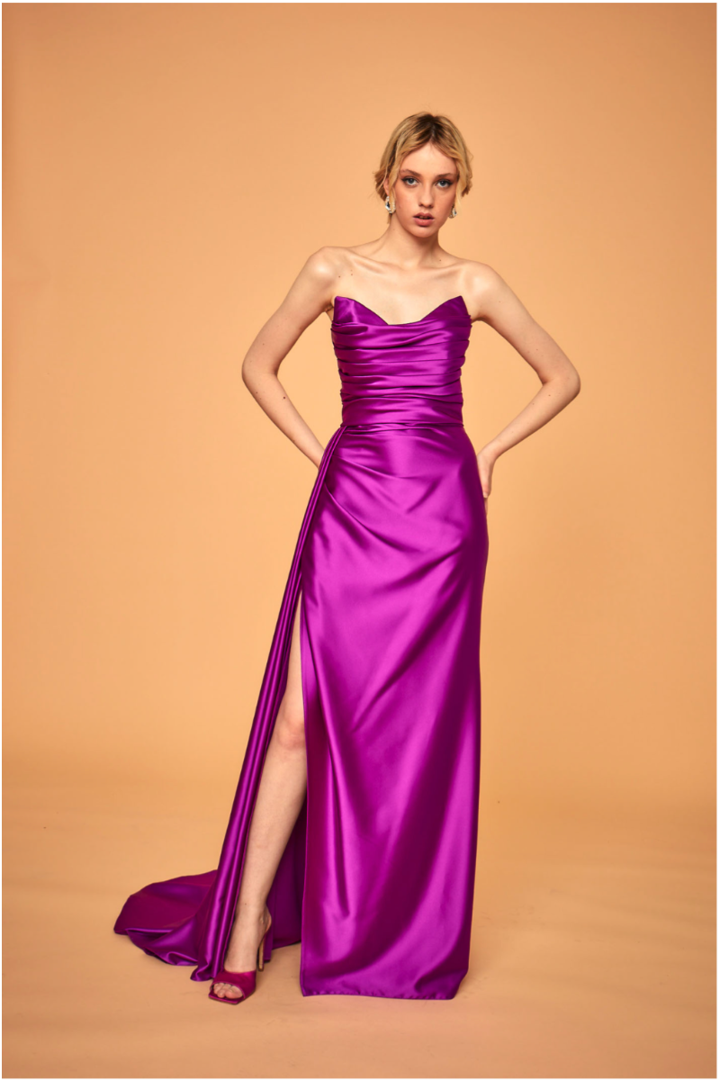 Abito lungo fucsia elegante con spacco, LPA295 Linea Le Preziose, sfondo beige.