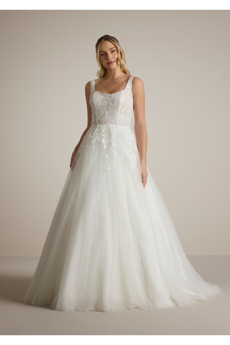 Abito da sposa ENDRI in pizzo e tulle bianco, taglio principesco, modello elegante e raffinato.