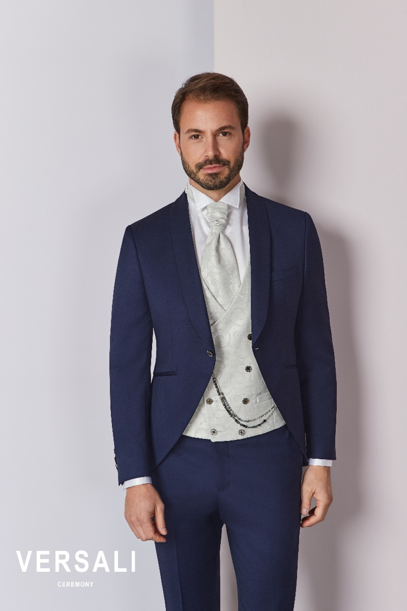 Abito cerimonia uomo blu FIT 07 con gilet e cravatta bianca, elegante e moderno. Versali.