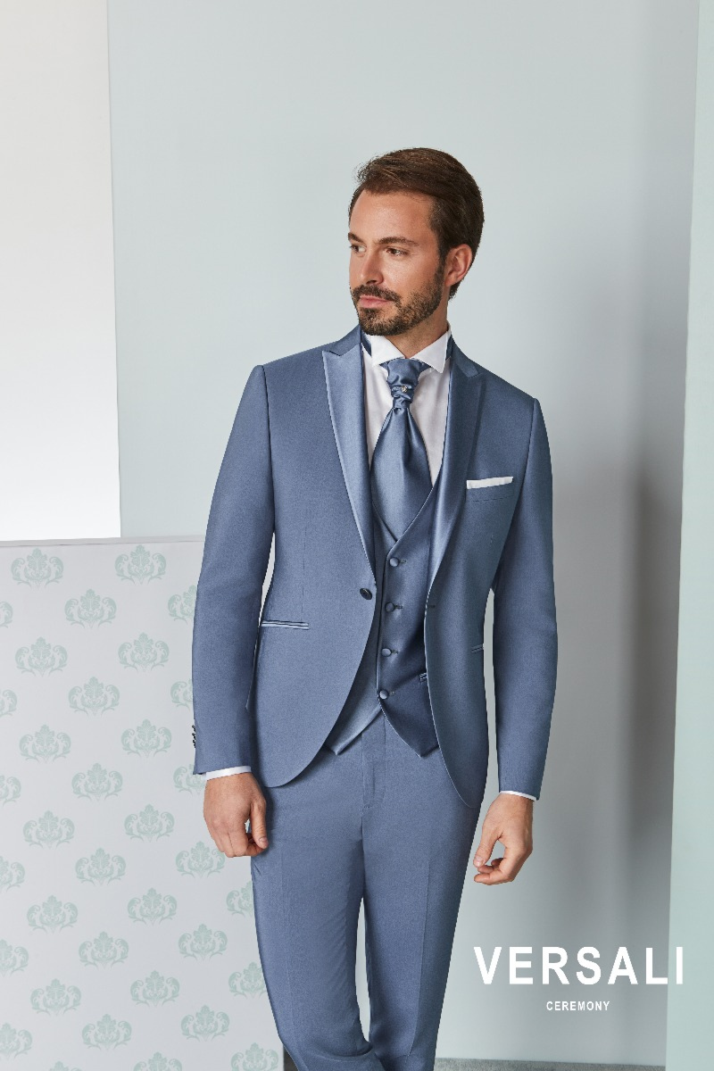Abito cerimonia uomo azzurro FIT 18 Versali, giacca elegante con gilet e cravatta coordinata.
