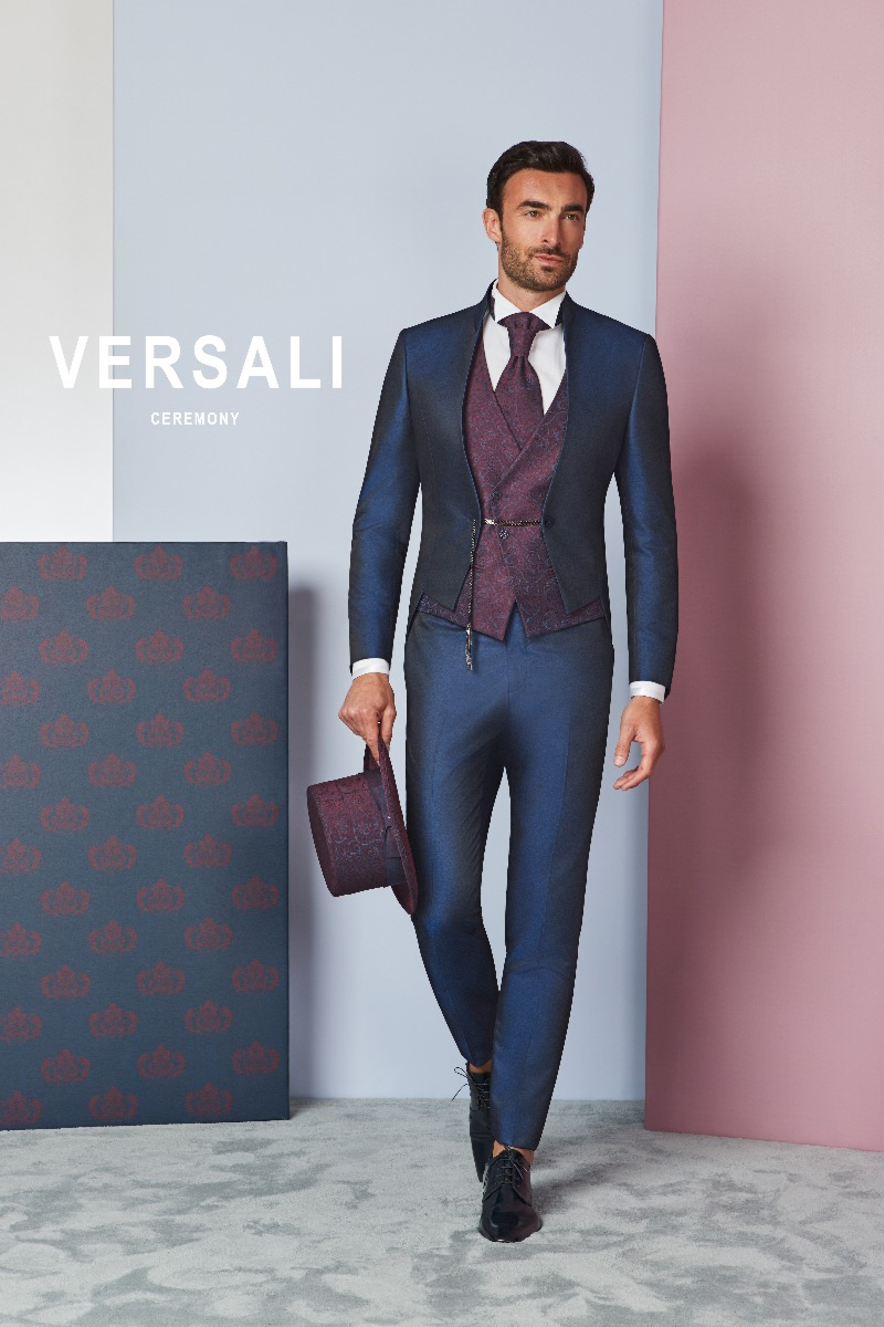 Abito cerimonia uomo FIT 26 Versali, blu con gilet e cravatta bordeaux, cappello cilindro abbinato.