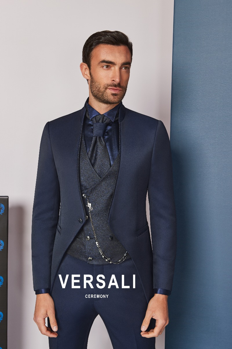 Abito da cerimonia uomo blu scuro Versali, FIT 40, con gilet e cravatta coordinati.