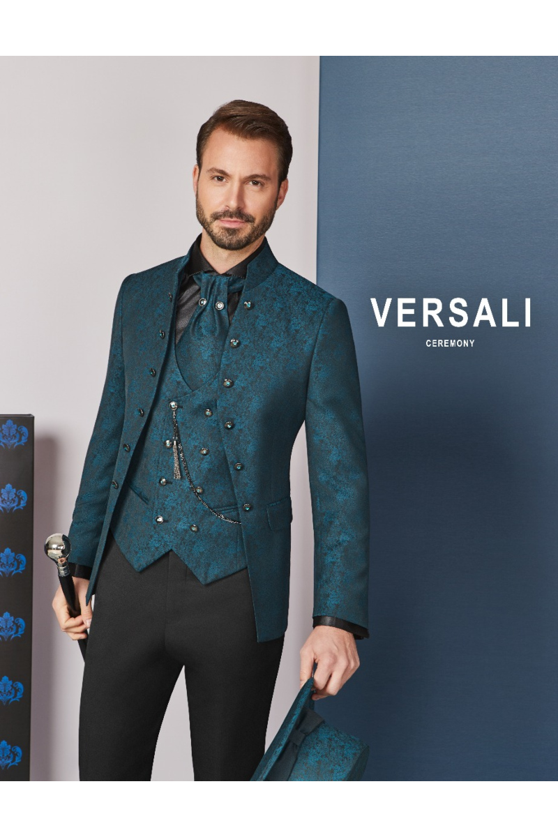 Abito cerimonia uomo FIT 47 Versali, giacca blu decorata, pantaloni neri, camicia nera, cravatta coordinata.