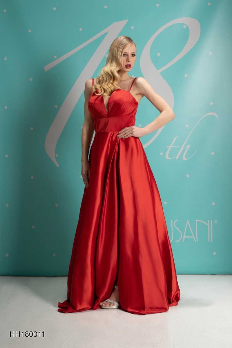 Abito da cerimonia rosso HH180011, elegante e lungo, con spalline sottili. Sfondo blu con scritta decorativa.