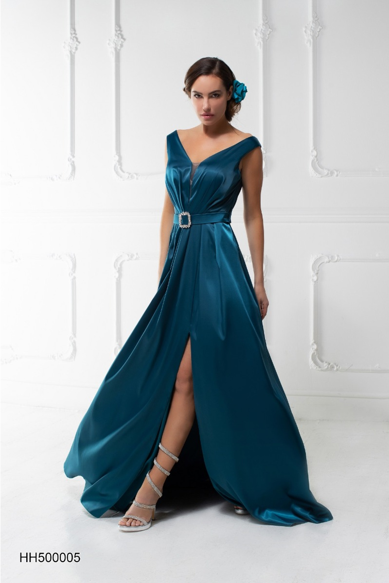 Abito da cerimonia blu HH500005 con spacco, cintura gioiello e sandali argento.