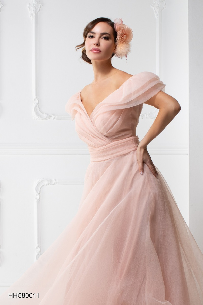 Abito da cerimonia rosa pesca con spalle scoperte e gonna ampia, modello HH580011.