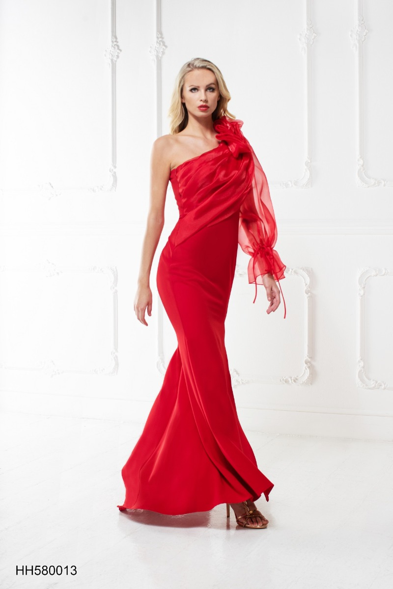 Abito da cerimonia rosso monospalla con drappeggio, modello HH580013, indossato in ambiente elegante.