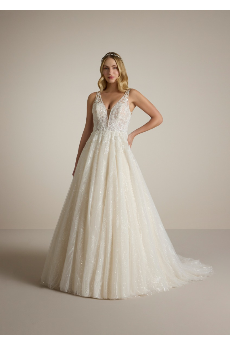 Abito da sposa ILLUSIA in pizzo con scollatura a V e gonna ampia.
