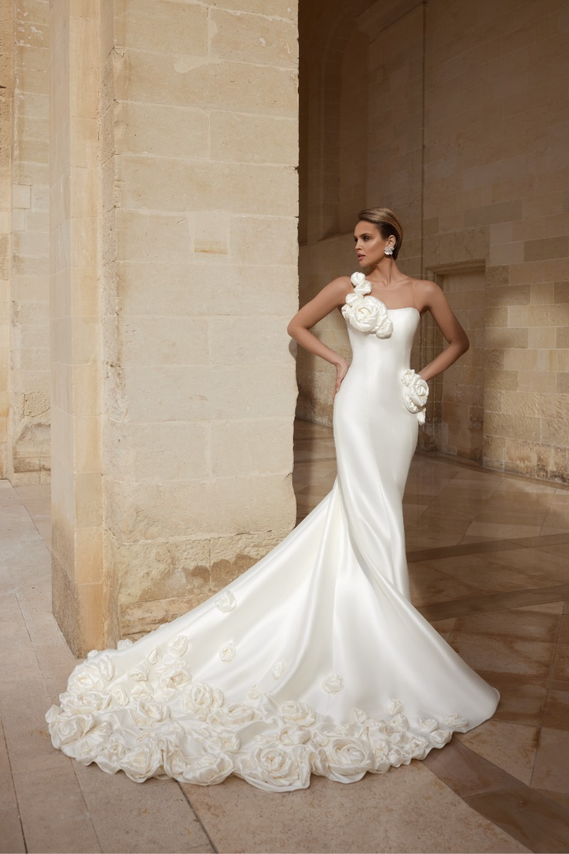 Abito da sposa lungo avorio con applicazioni floreali, design elegante e moderno, JADE di Mark Loren.