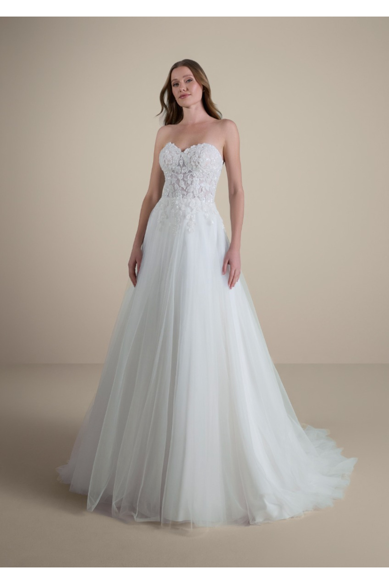 Abito da sposa KERECHA, senza spalline, con dettagli in pizzo e gonna ampia, sfondo neutro.