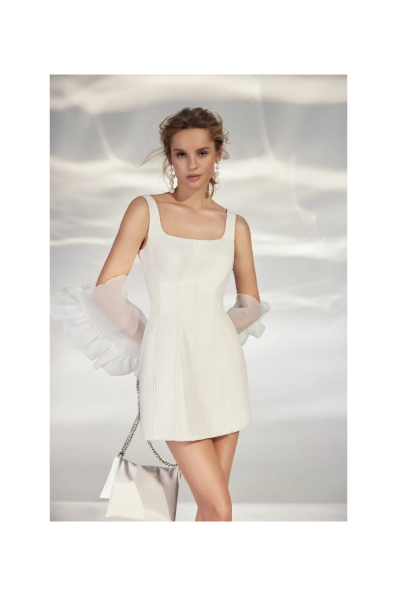 Abito bianco elegante L301 ARIAMO LIGHT con dettagli trasparenti e borsa a catena.