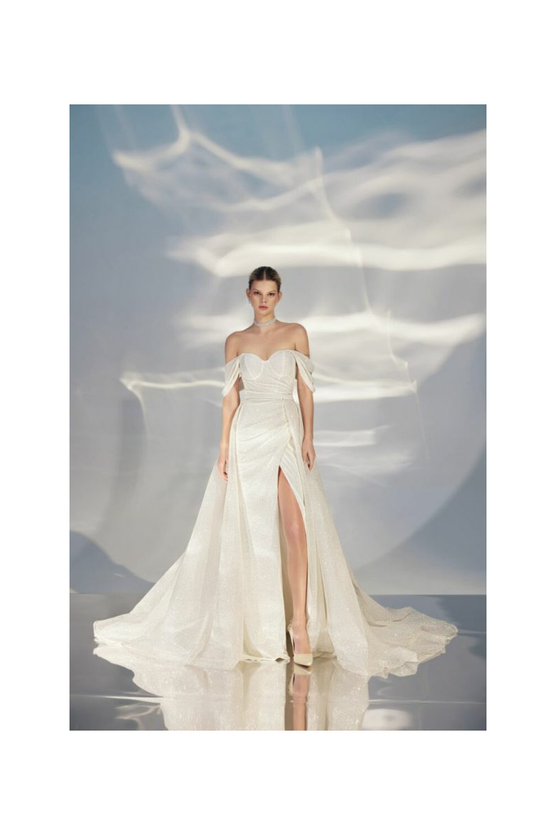 Abito da sposa L302 ARIAMO LIGHT con spacco e scollo a cuore, elegante e moderno.