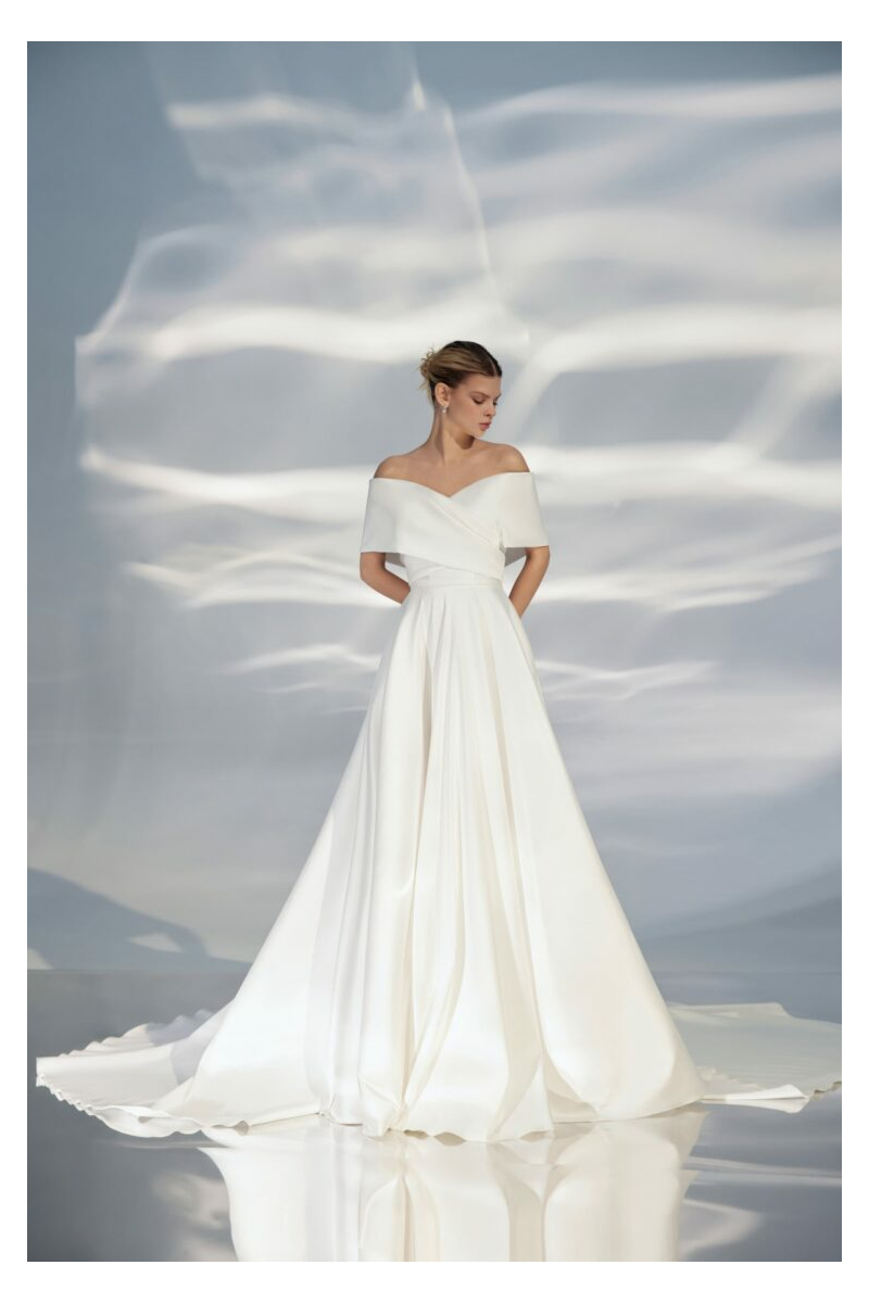 Abito da sposa ARIAMO LIGHT L306, elegante e moderno con scollo a barca e gonna ampia, sfondo luminoso.