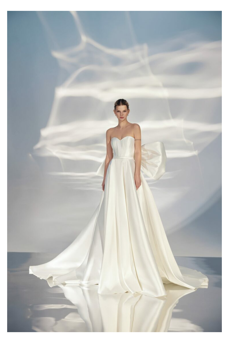 Abito da sposa elegante ARIAMO LIGHT L313 con corpetto a cuore e fiocco sul retro.
