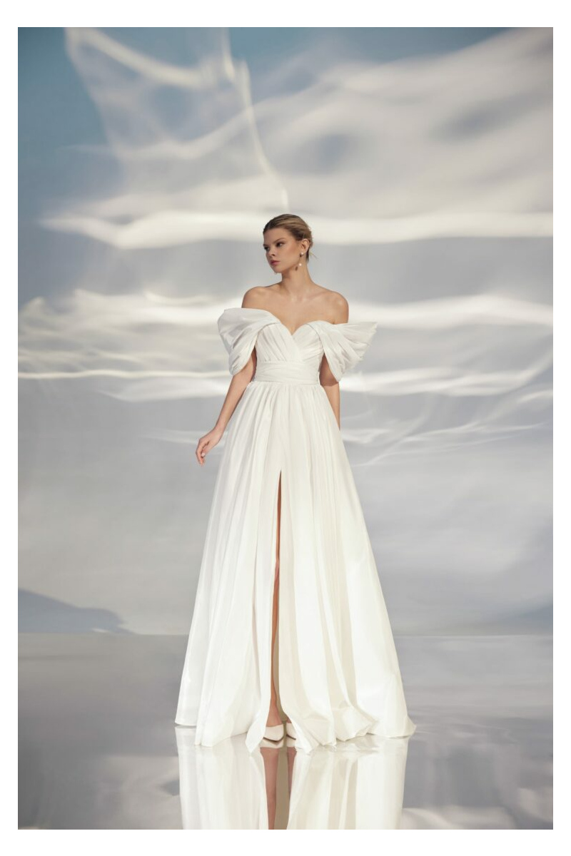 Abito da sposa bianco con spalle scoperte e spacco frontale, modello L323 - ARIAMO LIGHT.