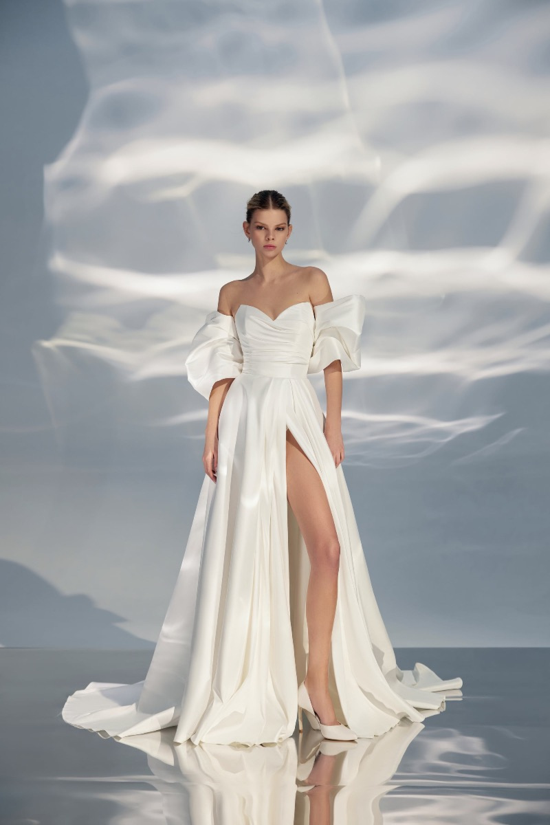 Abito da sposa bianco con maniche voluminose e spacco alto, modello L324 Ariamo Light.