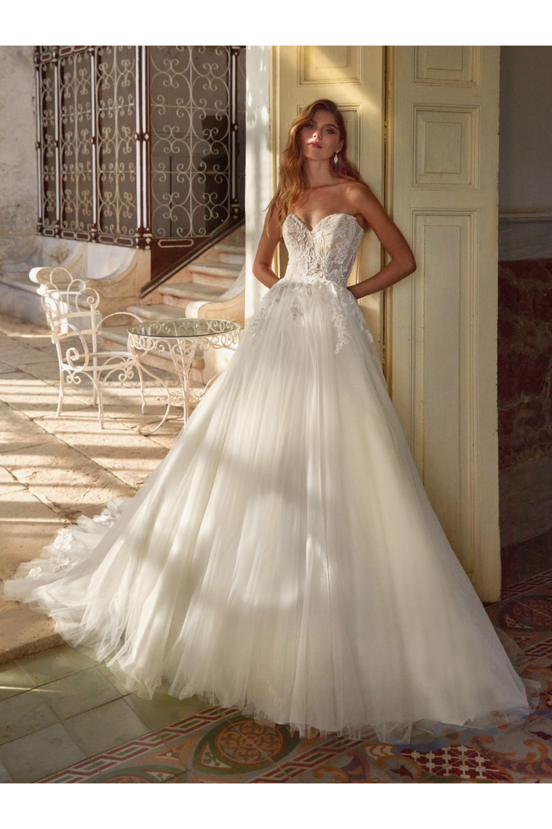 Abito da sposa LANTHE Nicole Colet, scollatura a cuore, gonna in tulle, ambientazione romantica.