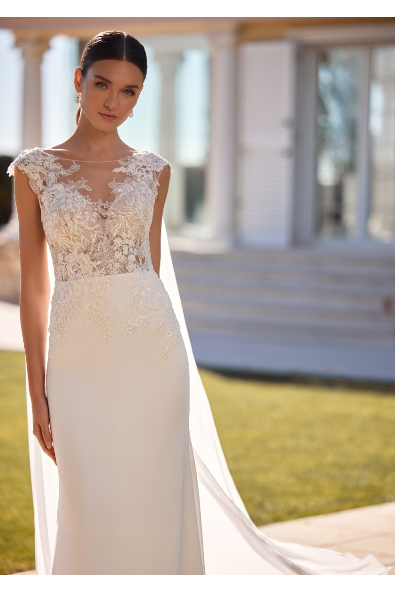 Abito da sposa LISBURN St. Patrick, pizzo floreale, scollatura trasparente, sfondo esterno elegante.