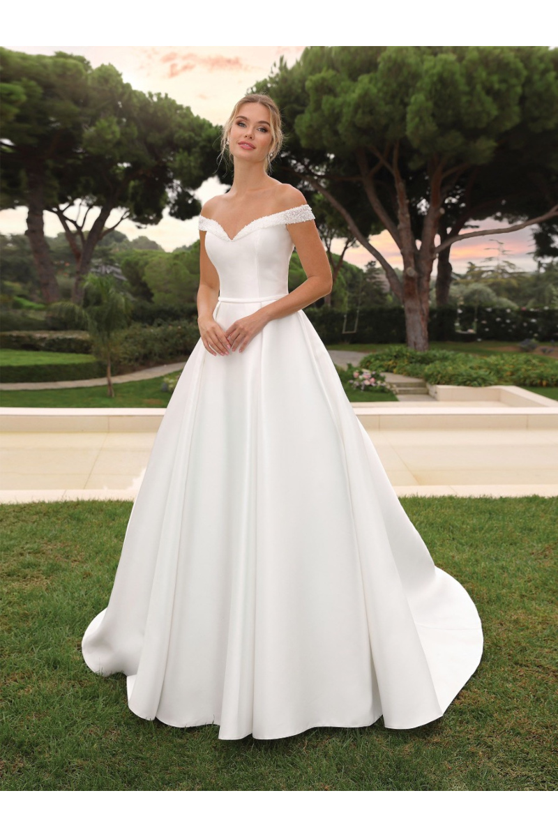 Abito da sposa LYNNIE Ladybird, scollo a cuore, sfondo giardino elegante.