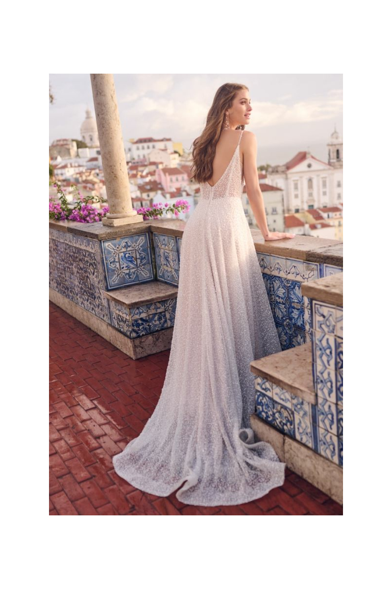 Abito da sposa Maggie Sottero Abrienna, scollo a V, sfondo città, terrazza con azulejos.