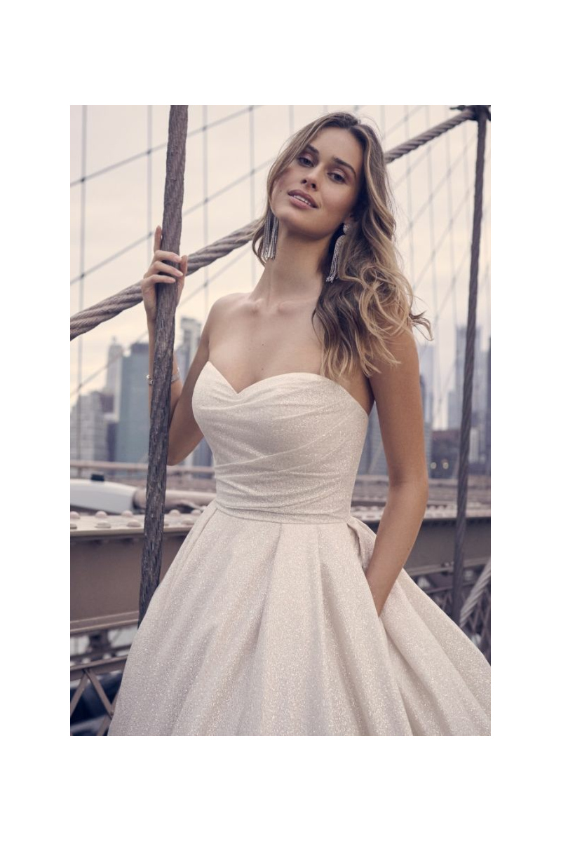 Abito da sposa Anniston di Maggie Sottero, scollatura a cuore, sfondo urbano.