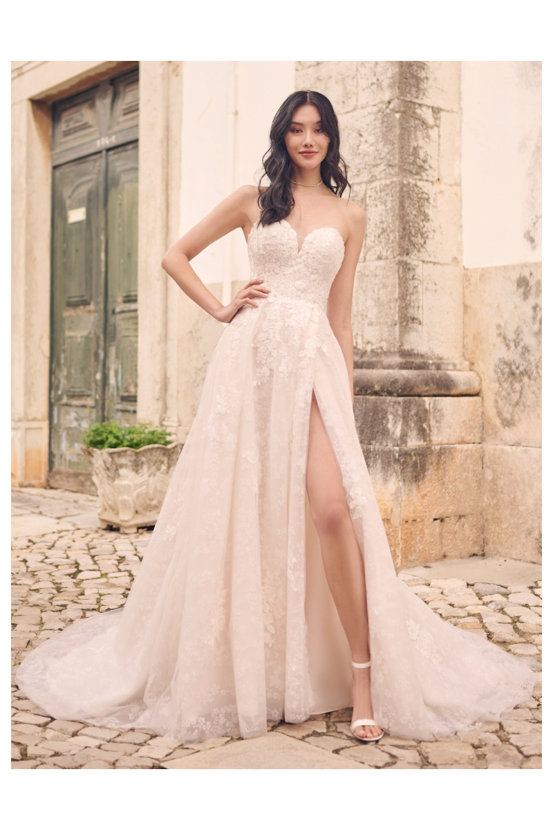 Abito da sposa Maggie Sottero Chelsea, stile romantico con spacco, indossato da modella su sfondo urbano.