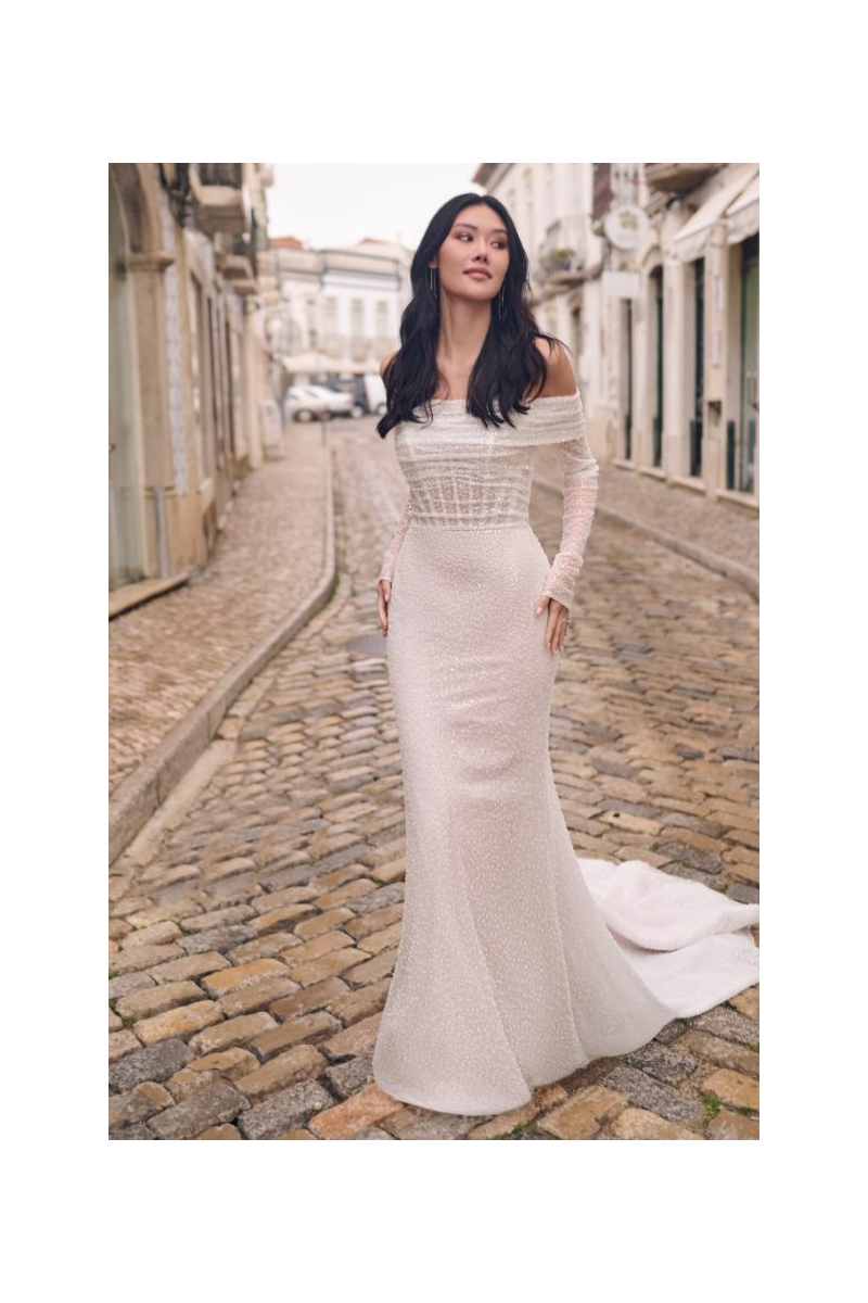 Abito da sposa Maggie Sottero Drew, elegante e moderno, su strada acciottolata.