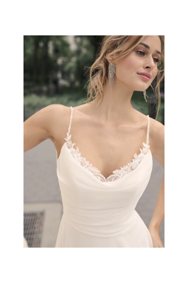 Abito da sposa Jessica di Maggie Sottero con spalline sottili e dettagli in pizzo.