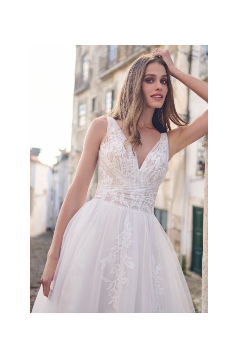Abito da sposa TEONA di Maggie Sottero con dettagli in pizzo, scollo a V, ambientazione urbana.