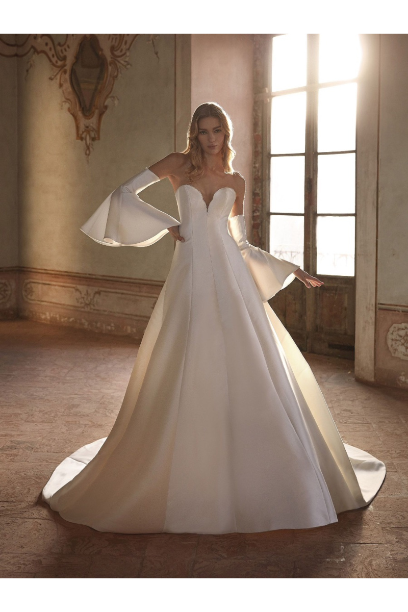 Abito da sposa MAHI elegante con maniche a campana in ambiente vintage.