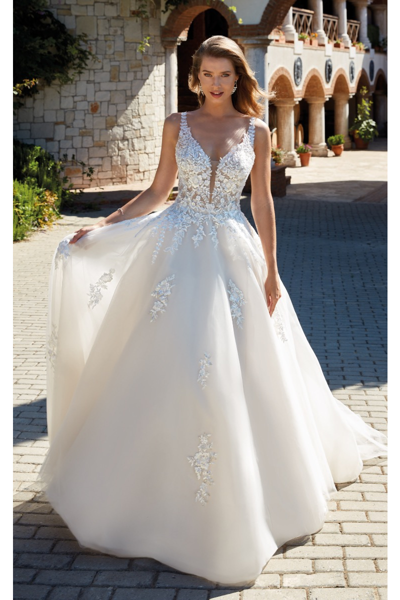 Abito da sposa Eddy K Michelle con dettagli in pizzo, scollatura profonda e gonna ampia.