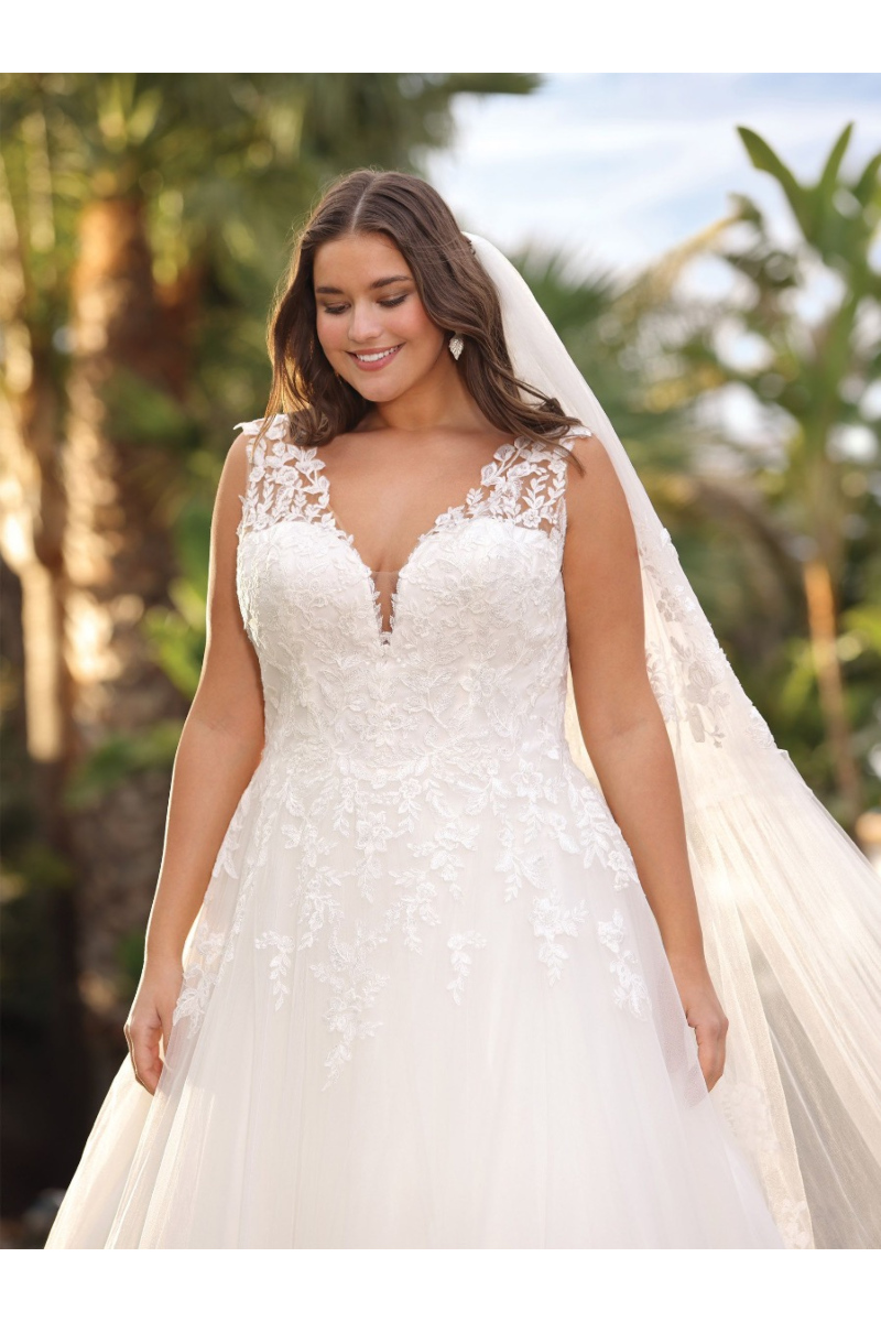 Abito da sposa MIKA Ladybird con pizzo floreale e velo, ambientazione tropicale.
