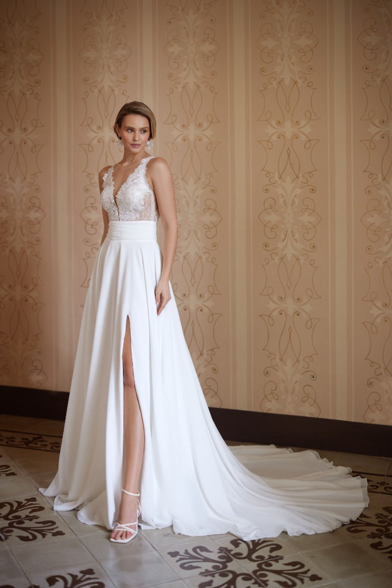 Abito da sposa bianco con corpetto in pizzo e spacco, modello Morganite di Mark Loren.
