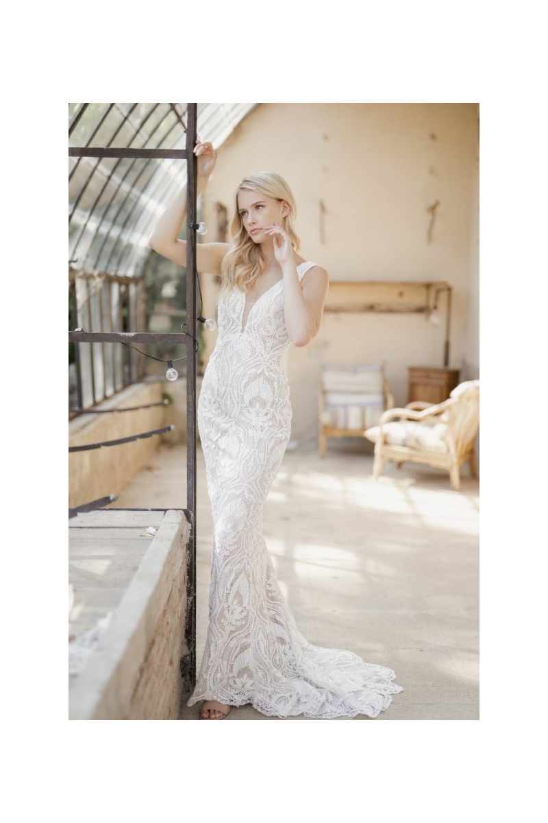 Abito da sposa in pizzo bianco, collezione Nashville di Sposae Atelier, ambientato in veranda luminosa.