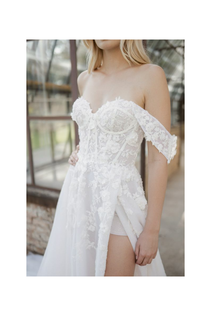 Abito da sposa in pizzo floreale, scollo a cuore, spacco laterale, Linea Sposae Atelier.