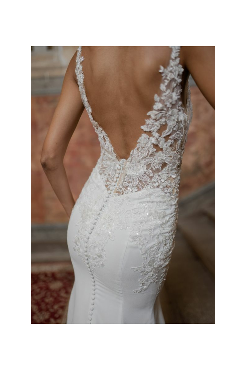 Abito da sposa Callisto con schiena scoperta e ricami floreali, Linea Sposae Atelier.
